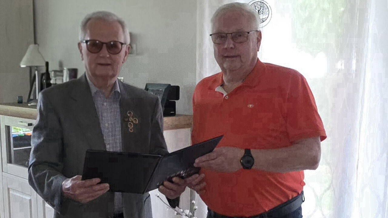 Dieter Schönekäs (r.) nahm die Urkunde von Rudi Gogolin entgegen. Foto: LV Nord