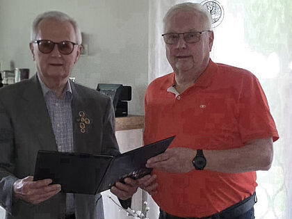 Dieter Schönekäs (r.) nahm die Urkunde von Rudi Gogolin entgegen. Foto: LV Nord