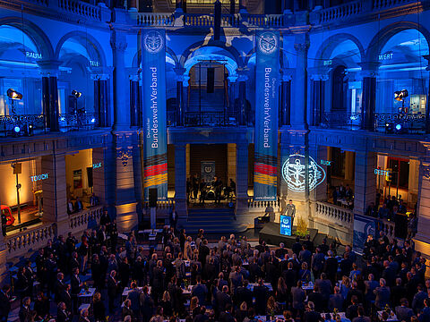 Mehr als 500 Gästen kamen auf Einladung des DBwV zum Parlamentarischen Abend ins Museum für Kommunikation in Berlin. Foto: Mario Firyn