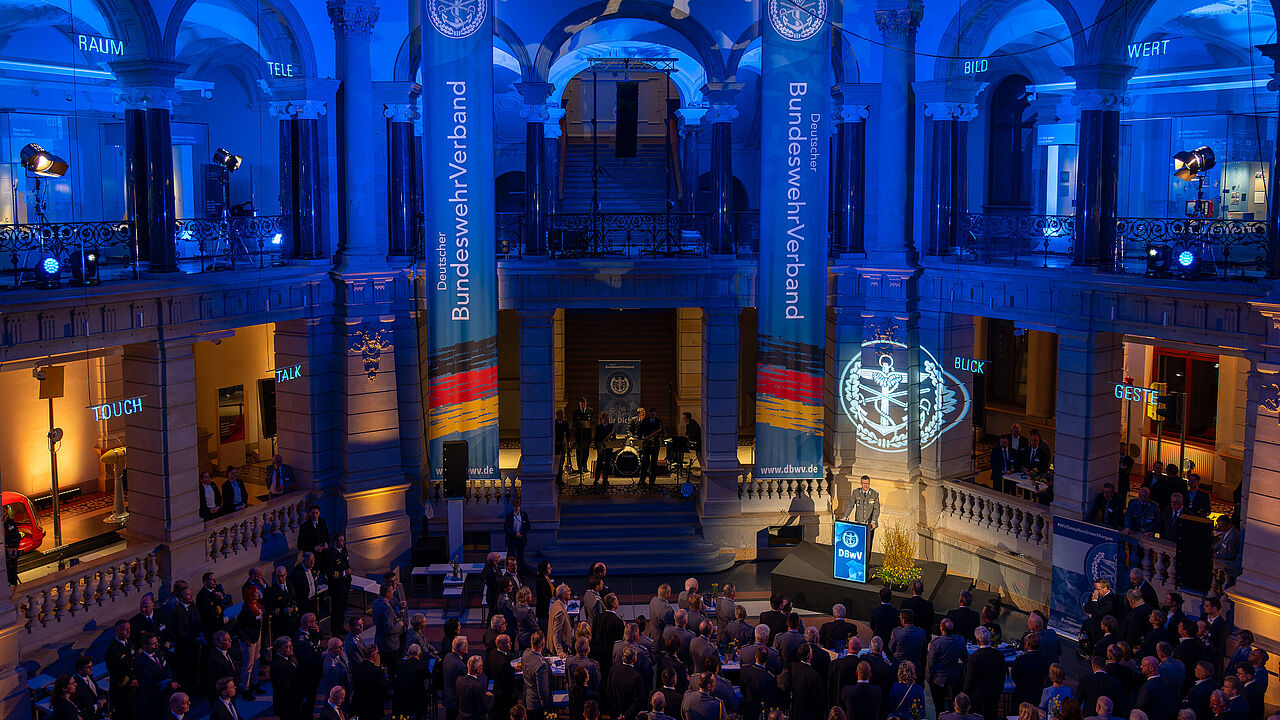 Mehr als 500 Gästen kamen auf Einladung des DBwV zum Parlamentarischen Abend ins Museum für Kommunikation in Berlin. Foto: Mario Firyn