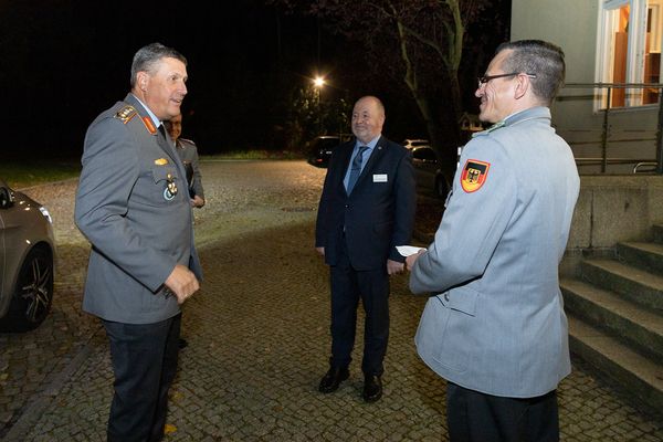 Am Abend war Generalleutnant Markus Laubenthal (l.) Gast von Stabsfeldwebel Thomas Schwappacher und Oberstleutnant a.D. Hans-Jürgen Schrader. Foto: DBwV/Yann Bombeke