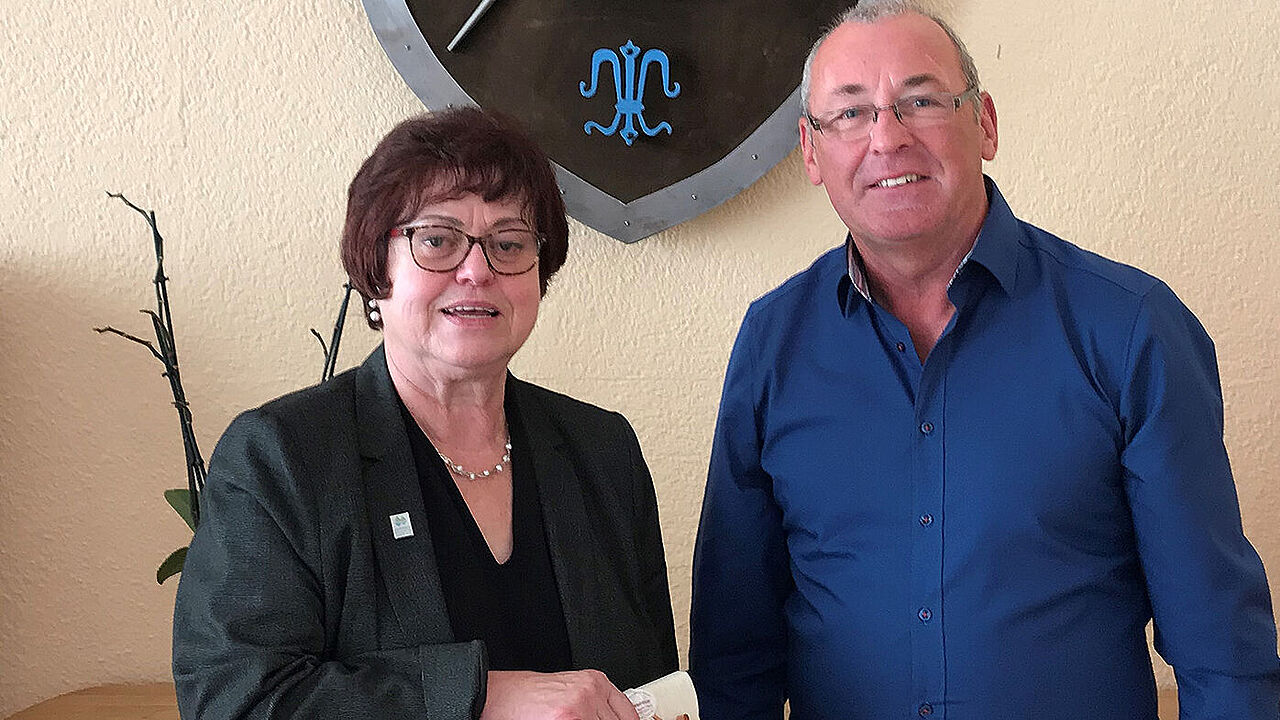 Kameradschaftsvorsitzender Stabsfeldwebel a.D. Alois Ebner dankt der Seniorenbeauftragten Christine Kreuzer für ihren Vortrag. Foto: Markus Hauf