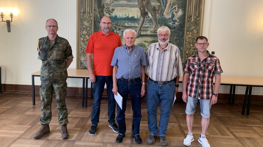 Normal Dahl, Michael Scholz mit den Geehrten und Dirk Jersch (rechts). Foto: DBwV