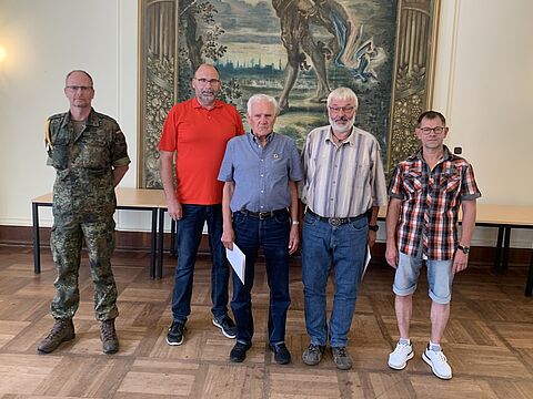 Normal Dahl, Michael Scholz mit den Geehrten und Dirk Jersch (rechts). Foto: DBwV