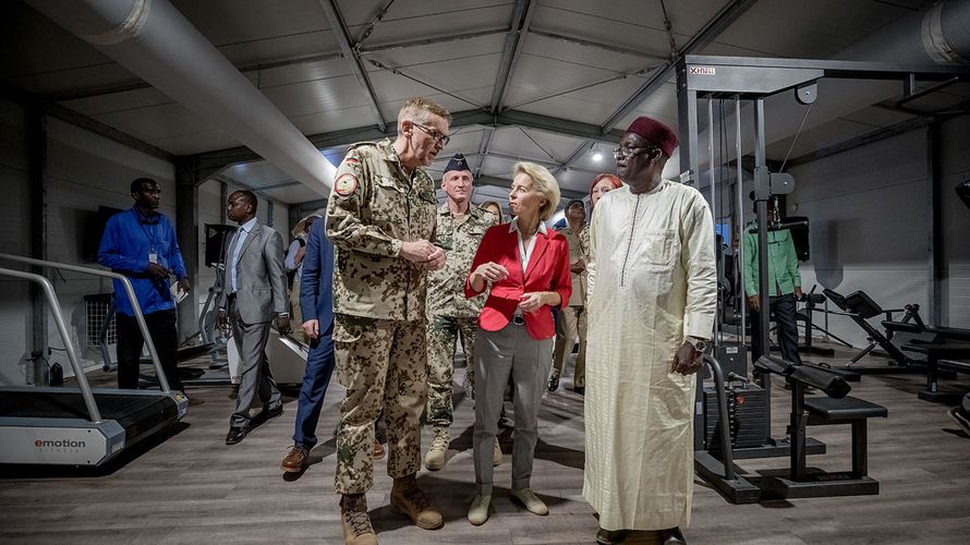 Verteidigungsministerin Ursula von der Leyen (CDU) besichtigt im "Camp Allemand" am Flughafen in Niamey neben ihrem Nigrischen Amtskollegen Kalla Moutari und Kommandeur Guido Gleißner (l.) ein Fitnesscenter für die Soldaten der Bundeswehr Foto: dpa