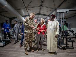 Verteidigungsministerin Ursula von der Leyen (CDU) besichtigt im "Camp Allemand" am Flughafen in Niamey neben ihrem Nigrischen Amtskollegen Kalla Moutari und Kommandeur Guido Gleißner (l.) ein Fitnesscenter für die Soldaten der Bundeswehr Foto: dpa