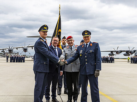 auf dem Fliegerhorst in Wunstorf: Verteidigungsminister Boris Pistorius (2.v.l.) und Generalinspekteur Carsten Breuer (2.v.r.) bei der Übergabe der Führung der Luftwaffe von Generalleutnant Ingo Gerhartz (r.) an Generalleutnant Holger Neumann (l.). Foto: Bundeswehr/Francis Hildemann