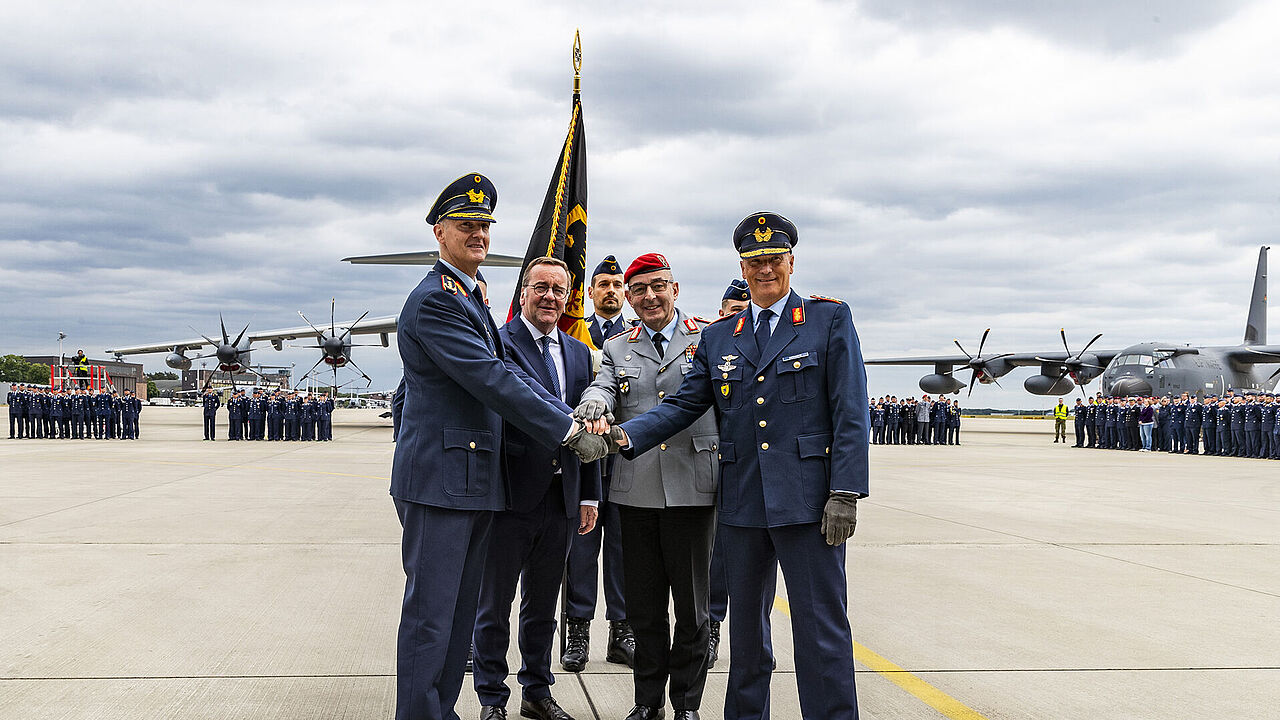 auf dem Fliegerhorst in Wunstorf: Verteidigungsminister Boris Pistorius (2.v.l.) und Generalinspekteur Carsten Breuer (2.v.r.) bei der Übergabe der Führung der Luftwaffe von Generalleutnant Ingo Gerhartz (r.) an Generalleutnant Holger Neumann (l.). Foto: Bundeswehr/Francis Hildemann