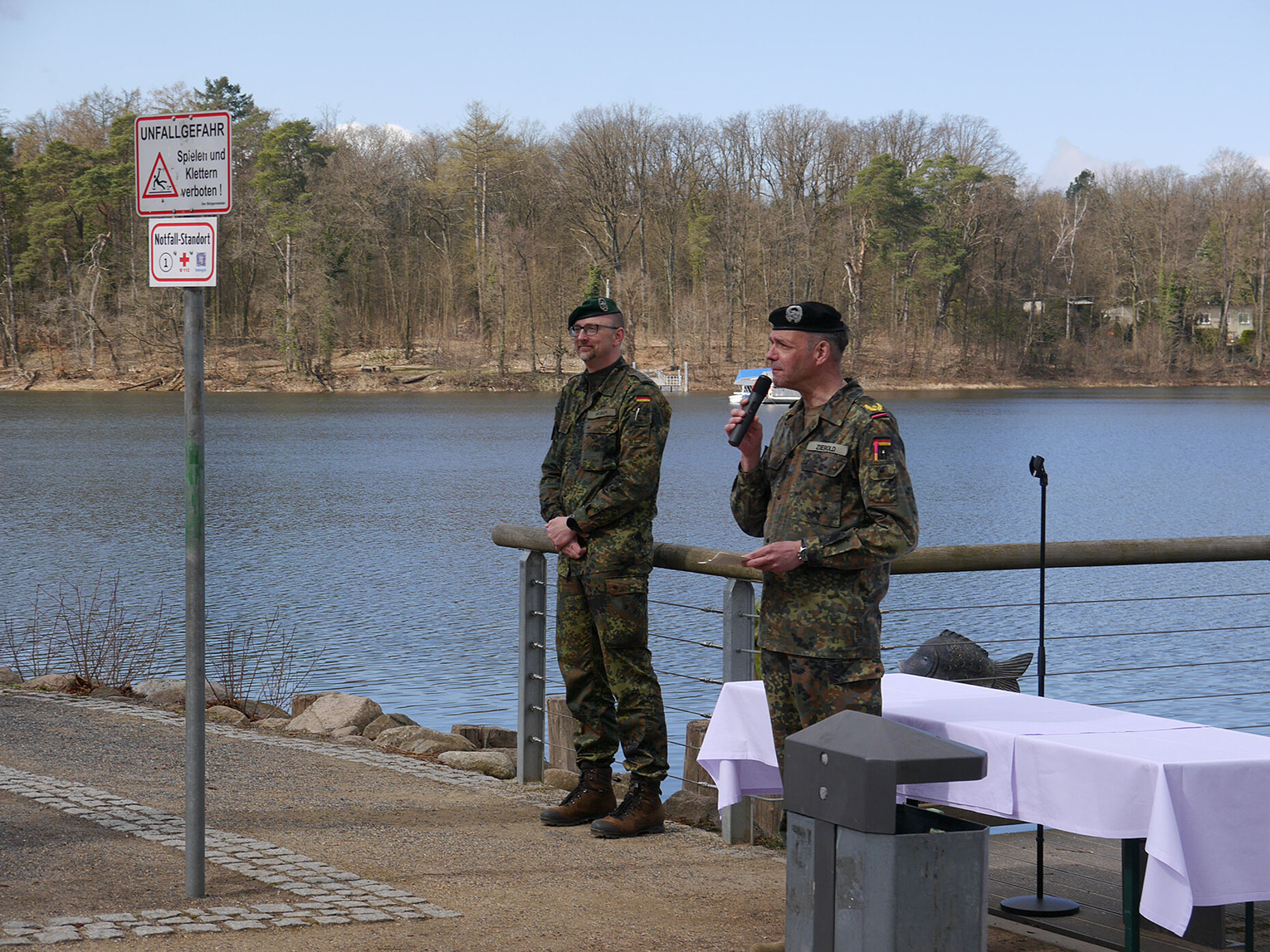 Am Fähranleger in Strausberg: Der Standortälteste, Brigadegeneral Sascha Zierold (r.), und der DBwV-Bezirksvorsitzende Berlin-Brandenburg, Hauptmann Christian Weber. Foto: Thomas Ritter