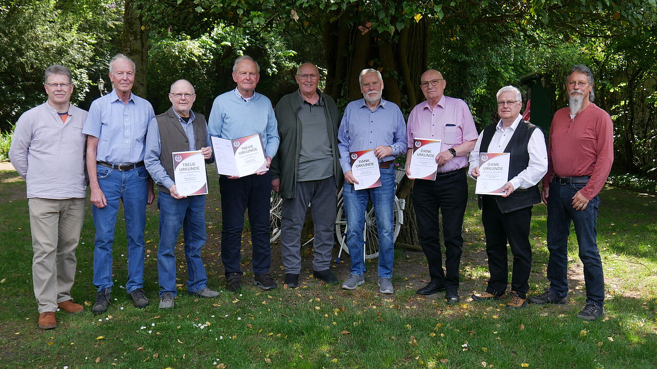 Geehrte Mandatsträger, treue Mitglieder (von links) und Angehörige des Vorstandes am Waldhotel. Foto: DBwV