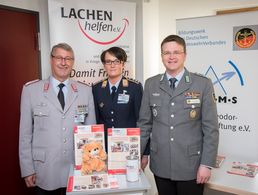 von links: Oberstleutnant d.R. Roderich Thien, Vorsitzender Lachen Helfen e. V., Hauptmann Laura Paul, Mitglied im Vorstand von Lachen Helfen e. V., DBwV-Chef André Wüstner. Foto: DBwV