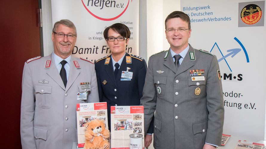 von links: Oberstleutnant d.R. Roderich Thien, Vorsitzender Lachen Helfen e. V., Hauptmann Laura Paul, Mitglied im Vorstand von Lachen Helfen e. V., DBwV-Chef André Wüstner. Foto: DBwV