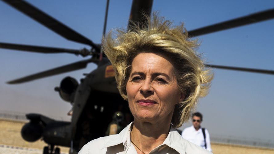 Immer neue Probleme mit dem Material: Verteidigungsministerin Ursula von der Leyen vor einer CH-53 Foto: dpa