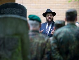 Rabbiner Yehuda Teichtal begrüßt ehrenamtliche Helfer und Bundeswehrsoldaten, die den jüdischen Friedhof Weißensee in Berlin säuberten. Foto: dpa
