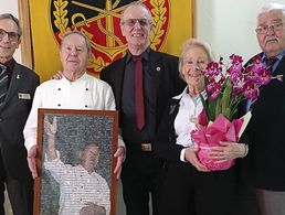 Dem Ehepaar Ludwig und Krimhild Sand dankten die Vorsitzenden Gerhard Stärk (Landesverband Süddeutschland), Albrecht Kiesner (Vorsitzender ERH im Bundesvorstand) und Klaus Voshage. Foto: DBwV/Franz Herrler