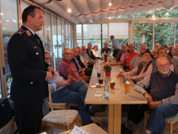 Staffelkapitän Oberstleutnant Manfred M. (stehend) berichtet über seine Erfahrungen aus dem Auslandseinsatz. Foto: DBwV