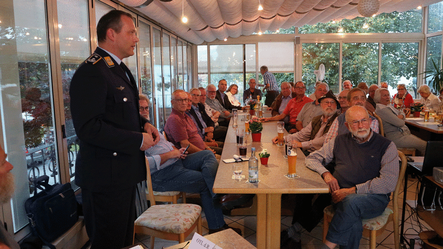 Staffelkapitän Oberstleutnant Manfred M. (stehend) berichtet über seine Erfahrungen aus dem Auslandseinsatz. Foto: DBwV