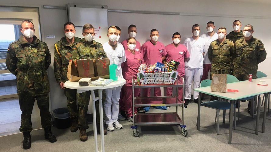 Kompaniechef, Spieß und TruKa-Vorsitzender vom FmBtl 10 überraschten die Soldaten im Corona-Hilfseinsatz in der Klinik Neustadt a.d.A. mit einem Dankeschön des DBwV. Foto: TruKa FmBtl 10