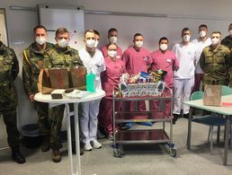 Kompaniechef, Spieß und TruKa-Vorsitzender vom FmBtl 10 überraschten die Soldaten im Corona-Hilfseinsatz in der Klinik Neustadt a.d.A. mit einem Dankeschön des DBwV. Foto: TruKa FmBtl 10