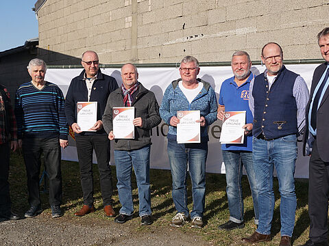 Die Vorsitzenden der KERH und des Landesverbandes mit den geehrten Mitgliedern der Kameradschaft Hassberge-Bamberg- Coburg. Foto: Peter Vietze