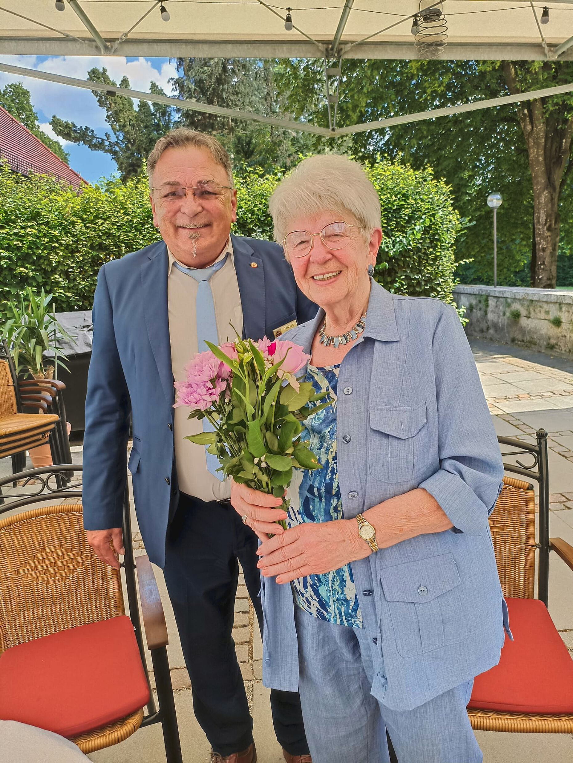 Bezirksvorsitzender Stabsfeldwebel a.D. franz Jung bedankte sich Helga Firla, die seit 24 Jahren mit Leidenschaft die Frauengruppe anführt. Foto: Christian Herles