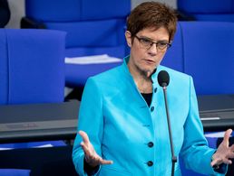 Verteidigungsministerin Annegret Kramp-Karrenbauer spricht im Bundestag bei der Befragung der Bundesregierung zu den Abgeordneten. Foto: picture alliance/dpa | Kay Nietfeld