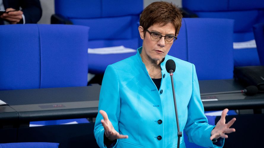 Verteidigungsministerin Annegret Kramp-Karrenbauer spricht im Bundestag bei der Befragung der Bundesregierung zu den Abgeordneten. Foto: picture alliance/dpa | Kay Nietfeld