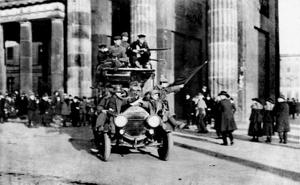 Revolutionäre Matrosen und Soldaten fahren am 9. November 1918 durch Berlin. Foto: Wikipedia/Bundesarchiv, Bild 183-B0527-0001-810, CC BY-SA 3.0 de
