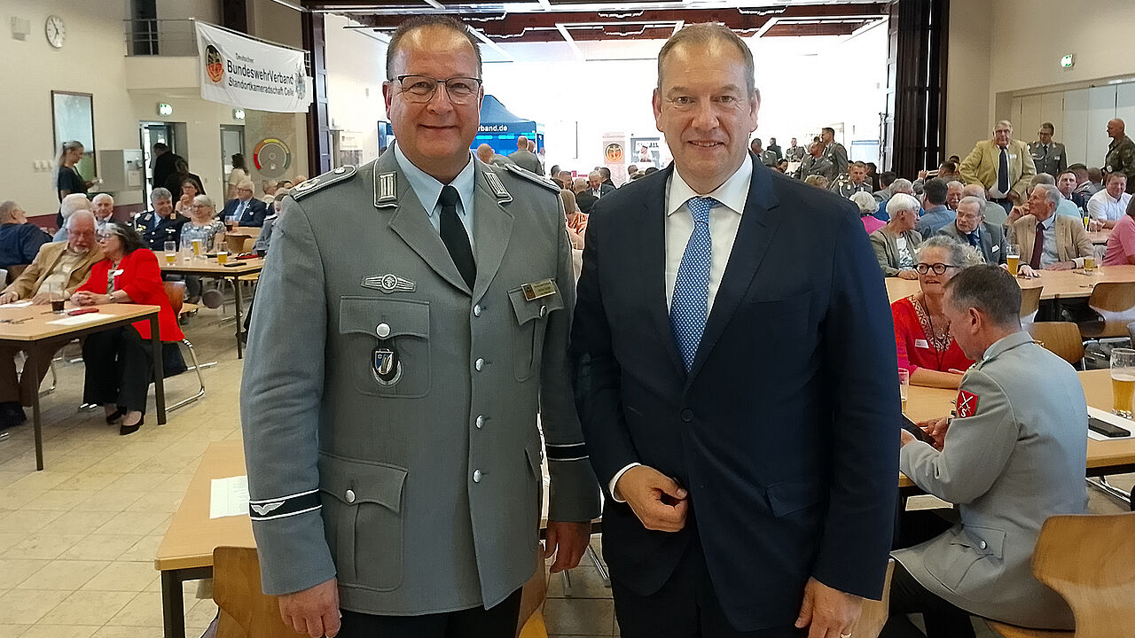 In Celle: Heiko Tadge begrüßte den Wehrbeauftragten Henning Otte beim Jahresempfang. Foto: LV Nord