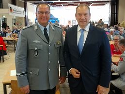 In Celle: Heiko Tadge begrüßte den Wehrbeauftragten Henning Otte beim Jahresempfang. Foto: LV Nord