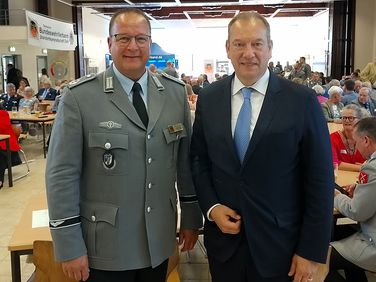In Celle: Heiko Tadge begrüßte den Wehrbeauftragten Henning Otte beim Jahresempfang. Foto: LV Nord