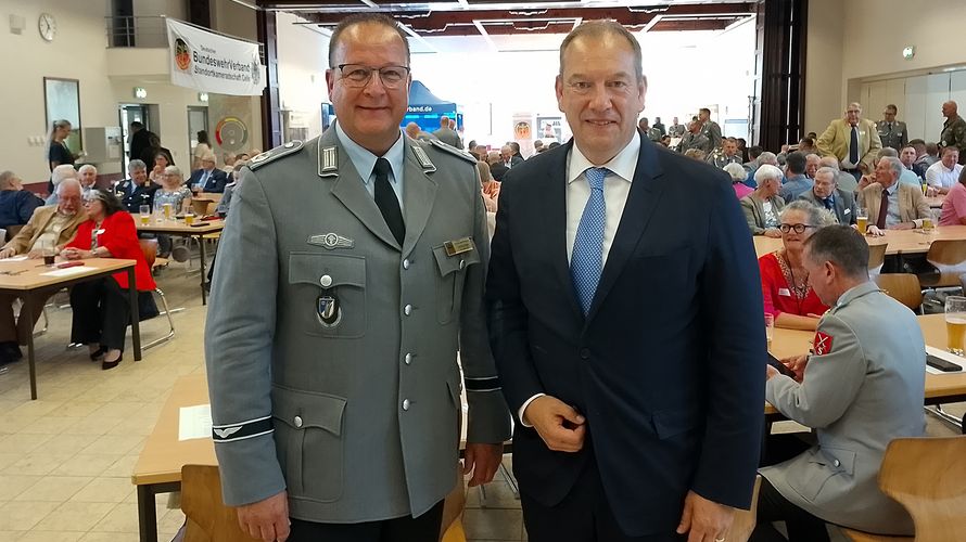 In Celle: Heiko Tadge begrüßte den Wehrbeauftragten Henning Otte beim Jahresempfang. Foto: LV Nord