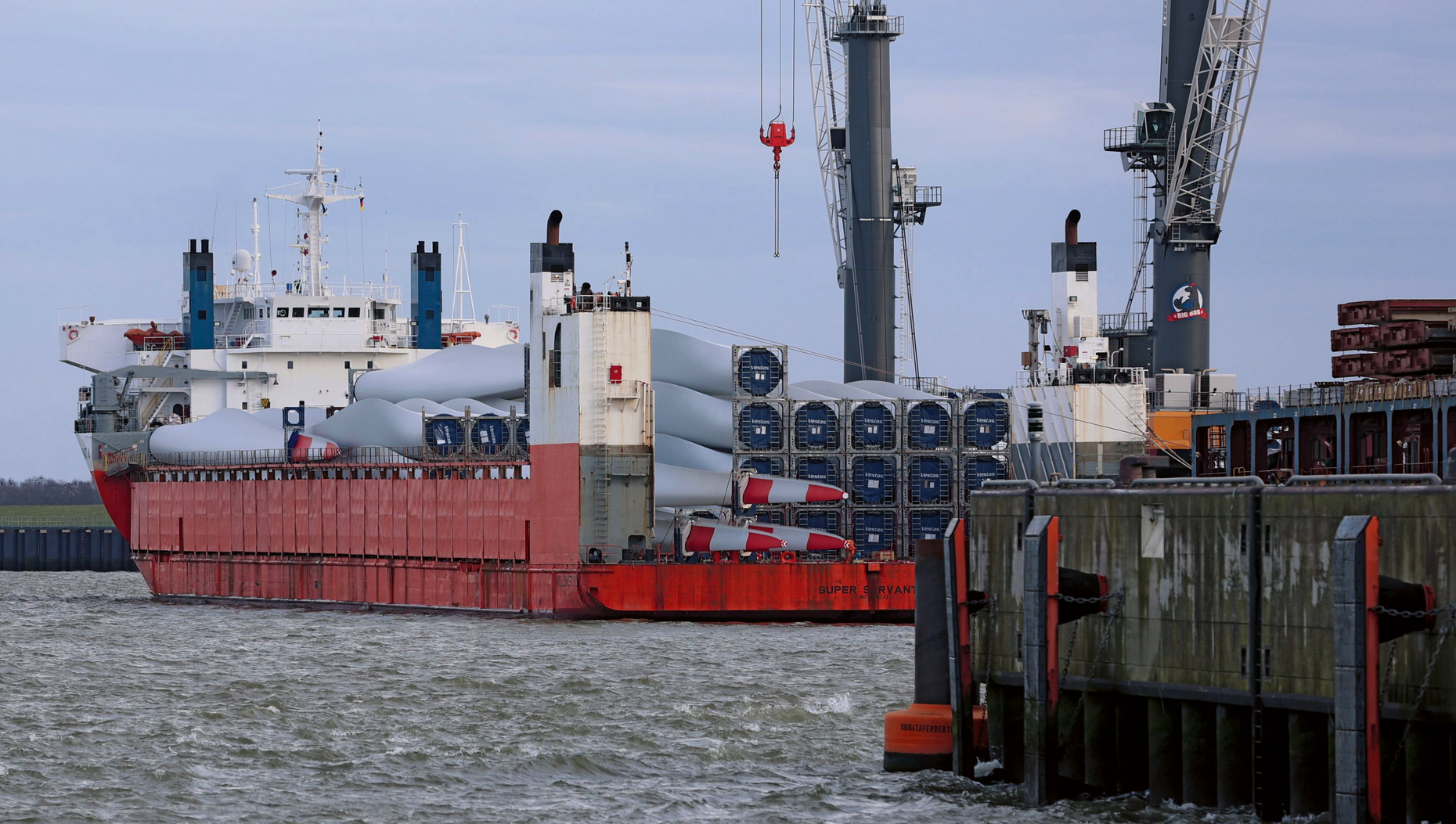 Teile für Offshore-Windkraftanlagen im Hafen von Deutschlands größtem Nordseeheilbad: Cuxhaven wächst nach schwierigen Jahren wieder. Jetzt könnte die Bundeswehr neue Impulse geben. Foto: Stadt Cuxhaven