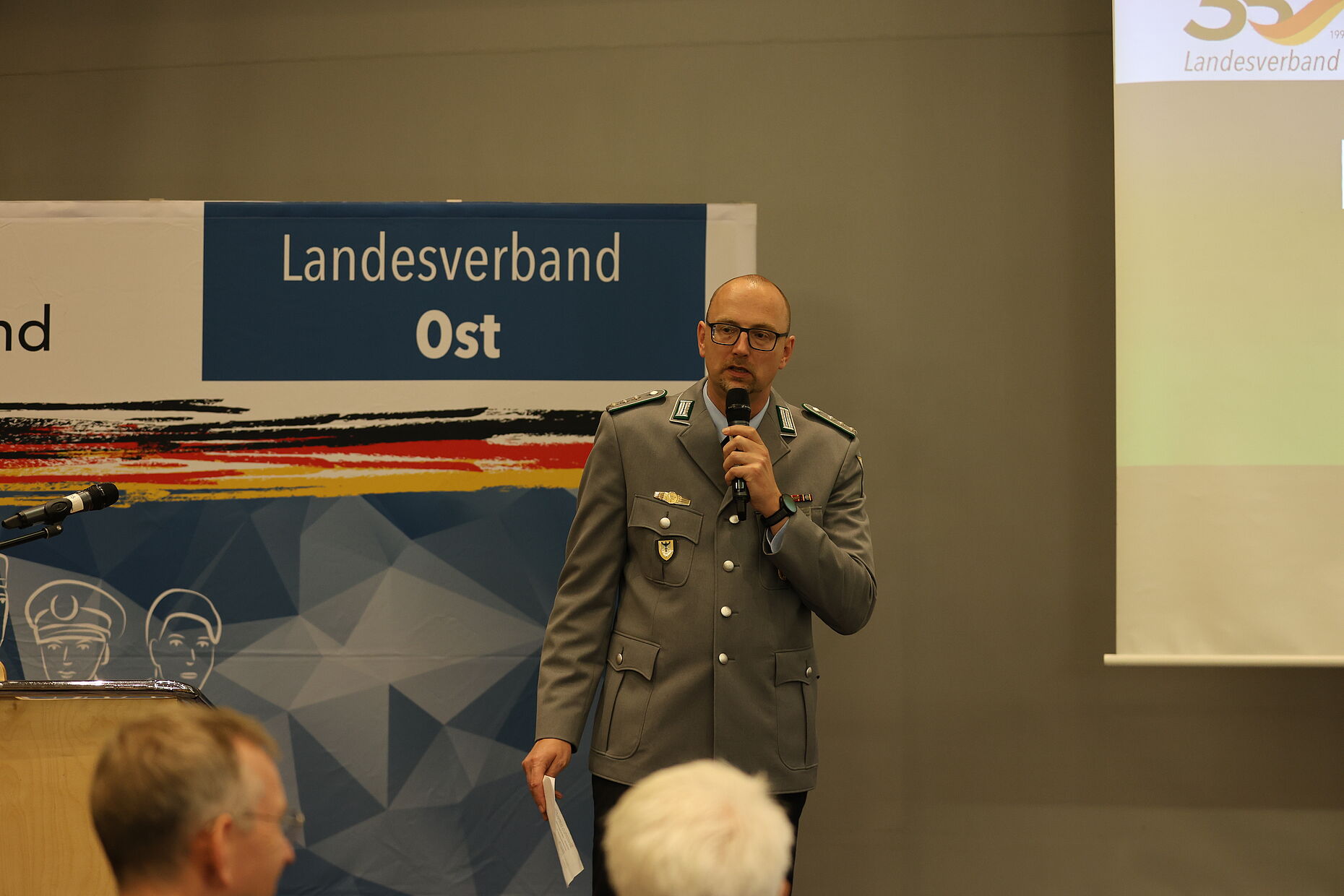 Hauptmann Christian Weber, Vorsitzender Bezirk 3, führte als Monderator durch den Abend. Foto: DBwV