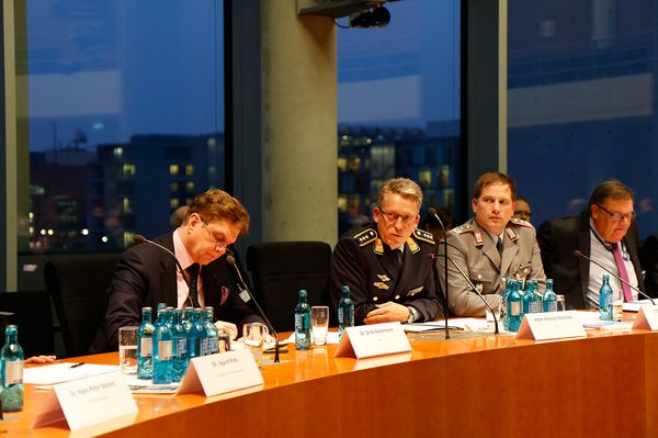 Andreas Steinmetz (2.v.l.), zweiter Stellvertreter des DBwV-Bundesvorsitzenden, erinnerte an die Überlastung der Truppe durch viele Reformen Foto: DBwV/Kleinemas