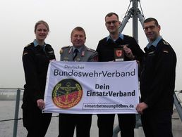 Auf der Fregatte Brandenburg (v.l.n.r.): Hauptbootsmann Jolina Salamon, Gerd Dombrowski, Fregattenkapitän Marvin Momberg und Obermaat Manuel Glöckner. Foto: LV Nord 