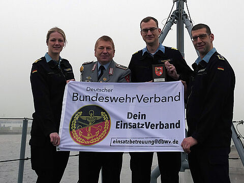 Auf der Fregatte Brandenburg (v.l.n.r.): Hauptbootsmann Jolina Salamon, Gerd Dombrowski, Fregattenkapitän Marvin Momberg und Obermaat Manuel Glöckner. Foto: LV Nord 
