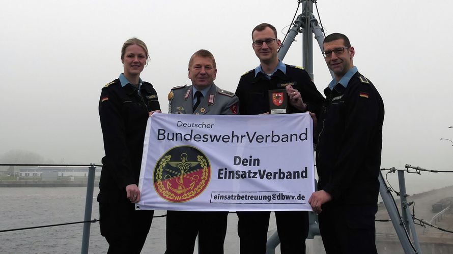 Auf der Fregatte Brandenburg (v.l.n.r.): Hauptbootsmann Jolina Salamon, Gerd Dombrowski, Fregattenkapitän Marvin Momberg und Obermaat Manuel Glöckner. Foto: LV Nord 