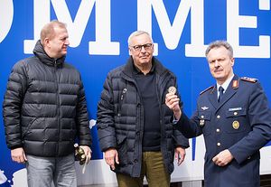 Generalleutnant Peter Schelzig (r.) bedankte sich bei Hertha-Präsident Werner Gegenbauer und Geschäftsführer Ingo Schiller mit der Münze des Stellvertreters des Generalinspekteurs.