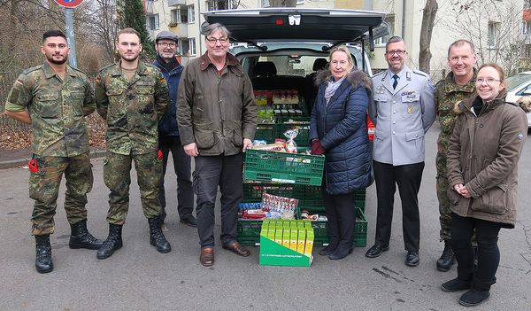 Der Kleintransporter war vollgepackt bis unters Dach, um bedürftige Kinder zu unterstützen. Foto: Obermaat Michelle Pleye