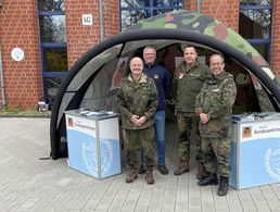 Flagge zeigen für den DBwV und das Gespräch mit Soldaten*innen suchen war die Devise des Teams um den stellvertretenden Landesvorsitzenden Stabsfeldwebel Volker Keil in Köln-Wahn. Foto: DBwV LV West