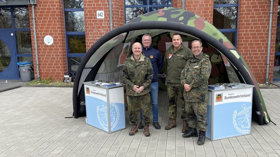 Flagge zeigen für den DBwV und das Gespräch mit Soldaten*innen suchen war die Devise des Teams um den stellvertretenden Landesvorsitzenden Stabsfeldwebel Volker Keil in Köln-Wahn. Foto: DBwV LV West