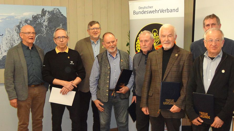 Vorsitzender Stabsfeldwebel a. D. Jürgen Stirn, Stabsfeldwebel a.D. Lothar Schlund, Hauptmann a.D. Siegfried Blab, Bezirksvorsitzender Hauptmann a.D. Uwe Paul, Stabsfeldwebel a.D. Herbert Stütz, Stabsfeldwebel a.D. Helmut Möller, Landesvorsitzender Oberst