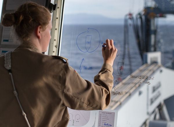 Offizier bei einer Manöverplanung auf der Brücke des Einsatzgruppenversorgers Bonn, Nato Maritime Group in der Ägäis Foto: Bundeswehr/Tom Twardy