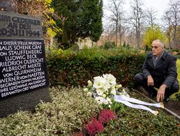 Oberstabsfeldwebel a.D. Jürgen Görlich am Gedenkstein für die Attentäter vom 20. Juli 1944 auf dem Friedhof des Alten St.-Matthäus-Kirchhof im Berliner Stadtteil Schöneberg. Foto: DBwV/Yann Bombeke