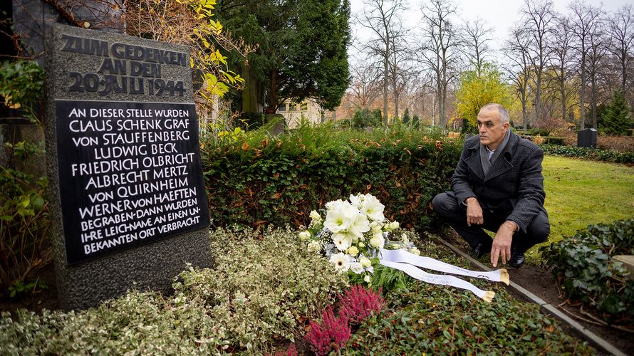 Oberstabsfeldwebel a.D. Jürgen Görlich am Gedenkstein für die Attentäter vom 20. Juli 1944 auf dem Friedhof des Alten St.-Matthäus-Kirchhof im Berliner Stadtteil Schöneberg. Foto: DBwV/Yann Bombeke