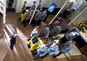 Zeremonie in Selsingen für die verstorbenen Soldaten beim kurz zuvor stattgefundenen Karfreitagsgefecht