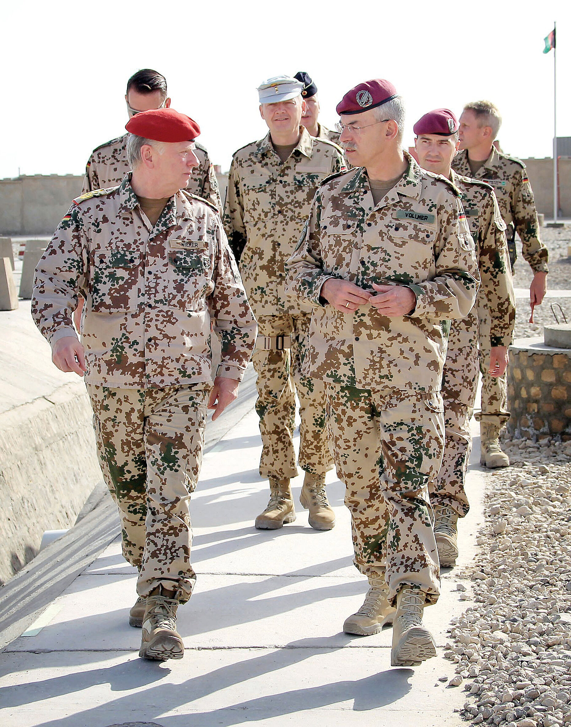Der Generalinspekteur der Bundeswehr, Volker Wieker, und der Kommandeur Regionalkommando Nord, Generalmajor Jörg Vollmer, im Frühjahr 2013 auf dem Weg zum Stabsgebäude in Mazar-e-Sharif. Foto: Bundeswehr/Andrea Bienert