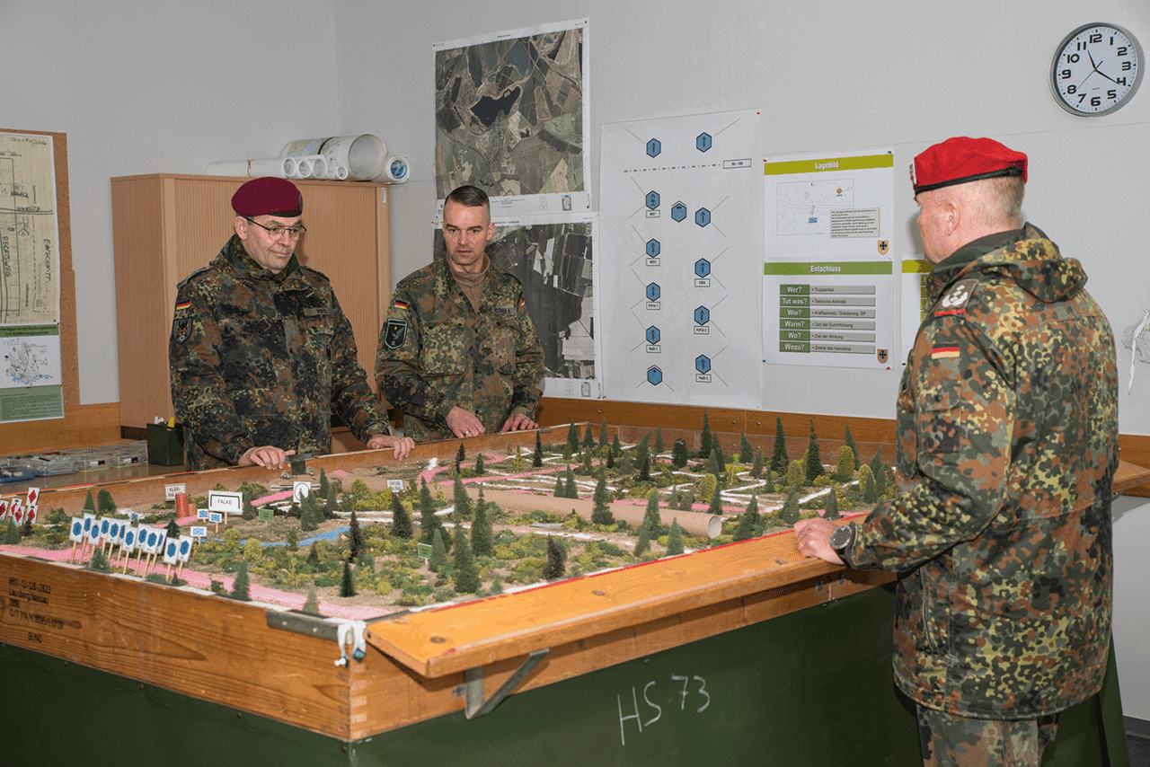 Traditionelle Ausbildung am Sandkasten. Foto: DBwV/Bombeke
