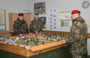 Traditionelle Ausbildung am Sandkasten. Foto: DBwV/Bombeke